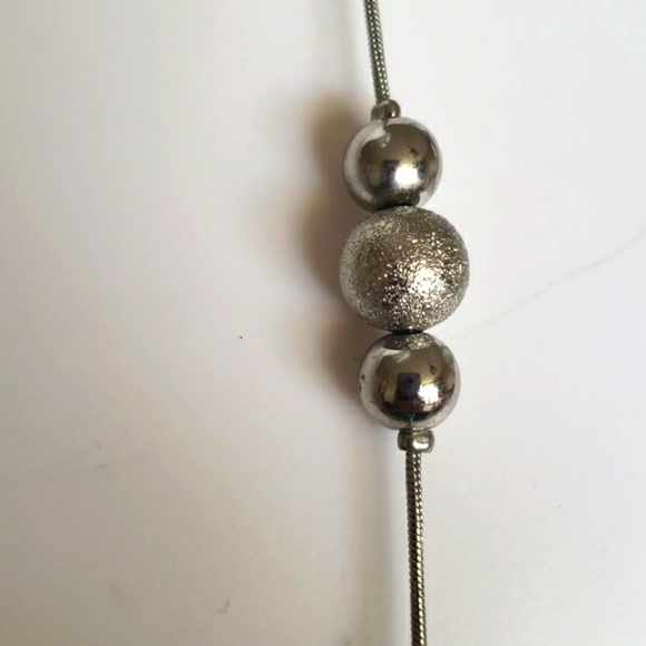 Beautiful Set of Jewelry, Necklace & Earrings Silver Tone. - Picture 3 of 12